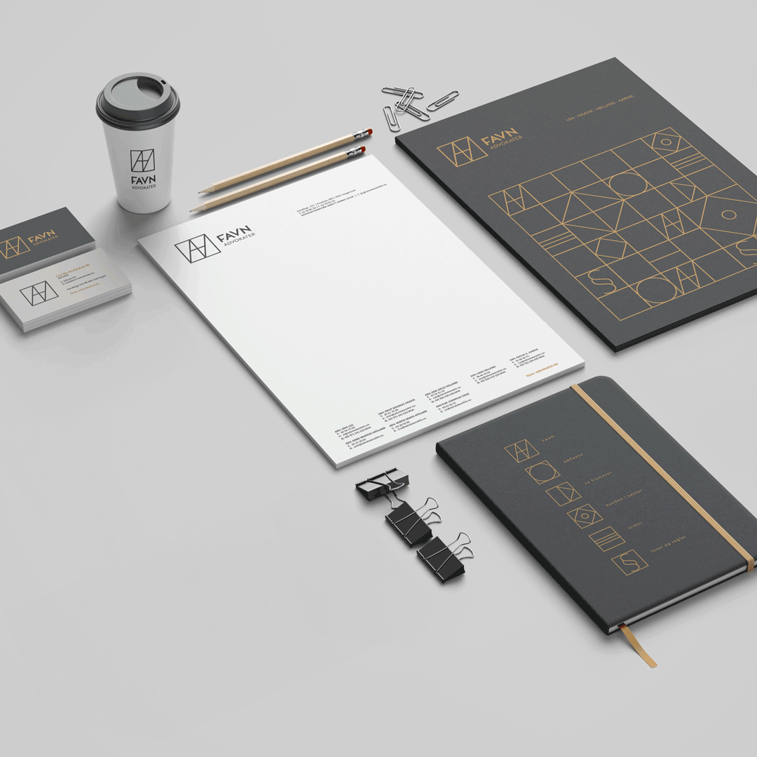 Designede kontorartikler med logo og ikoner