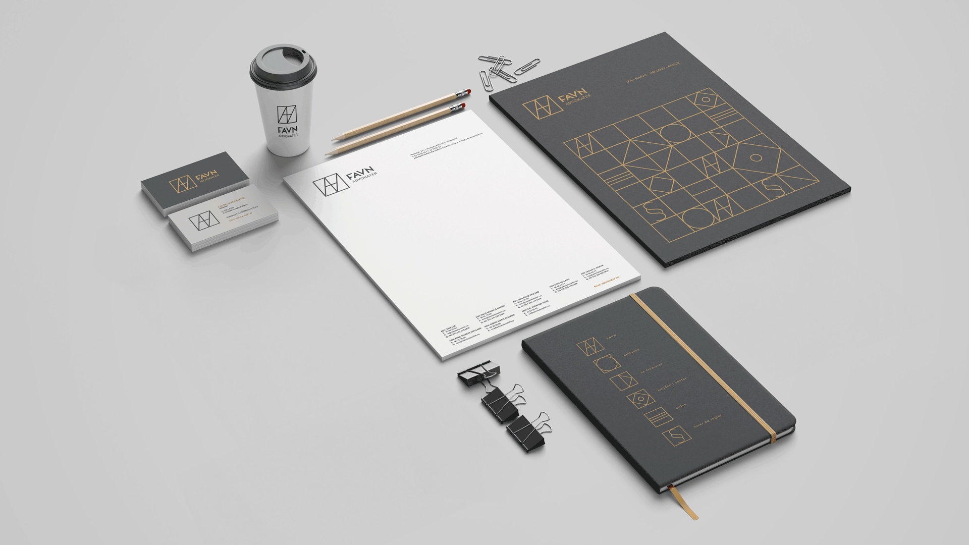 Designede kontorartikler med logo og ikoner