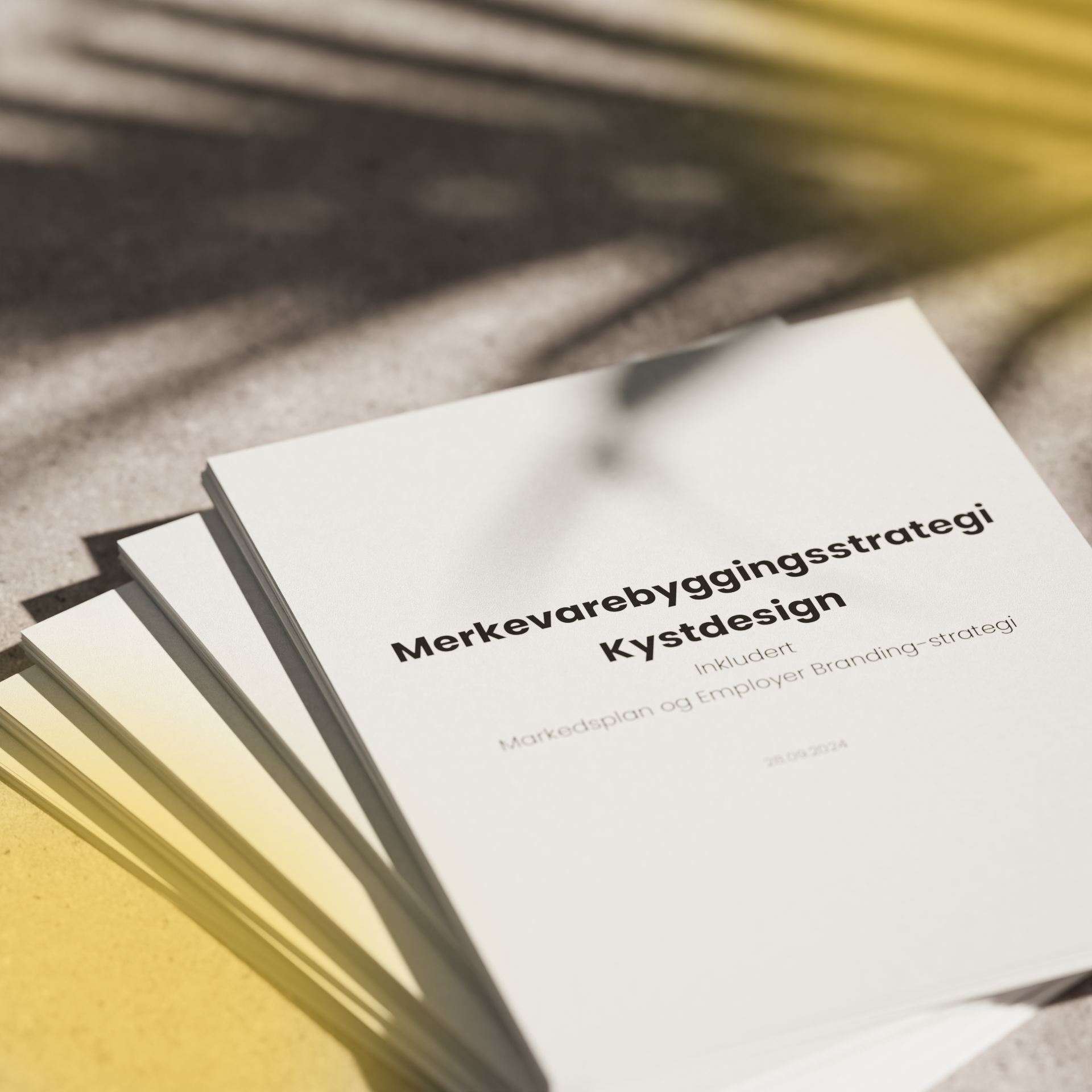 En stabel av hefter, en merkevarebyggingsstrategi for Kystdesign inkludert markedsplan og employer branding-strategi