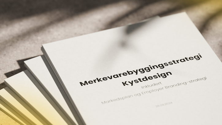 En stabel av hefter, en merkevarebyggingsstrategi for Kystdesign inkludert markedsplan og employer branding-strategi